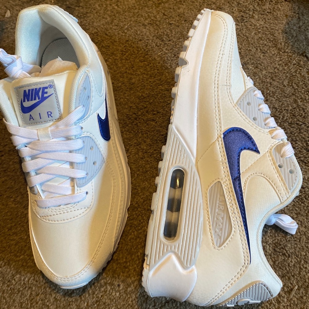 Brand new in box never wore Nikes women size 8